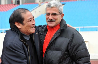 Vietnam Football Foundation Chairman Nguyen Trong Hy (L) speaks with Coach Calisto at a training session of the national squad in Hanoi. (Photo: SGGP)